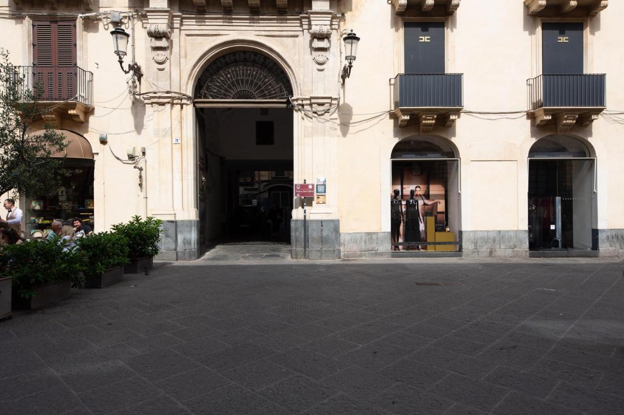 Отель La Regina Del Duomo Catania Centro Экстерьер фото
